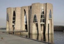Netradiční architektura – dům vyrůstající z moře v Dánsku Fjordenhus exteriér