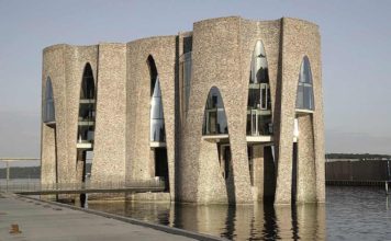 Netradiční architektura – dům vyrůstající z moře v Dánsku Fjordenhus exteriér