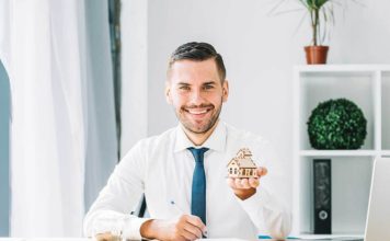 Základní výbava realitního makléře – co je potřeba do začátku? Realitní agent, úsměv - ilustrační foto