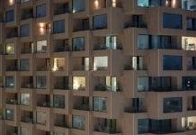 Různá zasklení v nejvyšší rezidenční budově ve švédském Stockholmu Stockholm Norra Tornen 1