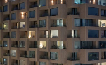 Různá zasklení v nejvyšší rezidenční budově ve švédském Stockholmu Stockholm Norra Tornen 1