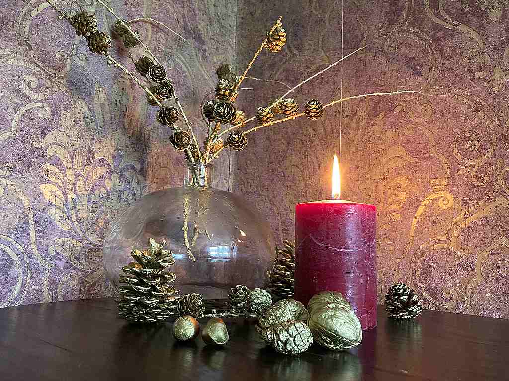 Vánoční zátiší - nasprejujte předměty nejen z lesa (zlatá matná barva Primalex)