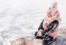 Tipy na čištění koberců: sněhem, podomácku nebo s profesionály Čištění koberců sněhem, dítě (výřez) - ilustrační foto