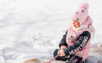 Tipy na čištění koberců: sněhem, podomácku nebo s profesionály Čištění koberců sněhem, dítě (výřez) - ilustrační foto
