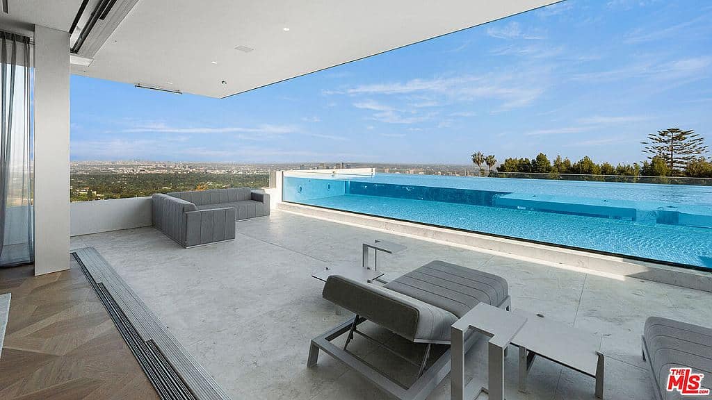 Nejdražší dům světa - výhled z terasy na jeden z bazénů