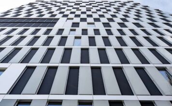 Okna se skly z tekutých krystalů jako moderní prvek stínění Orkla City Oslo - Guardian Glass (foto 67)