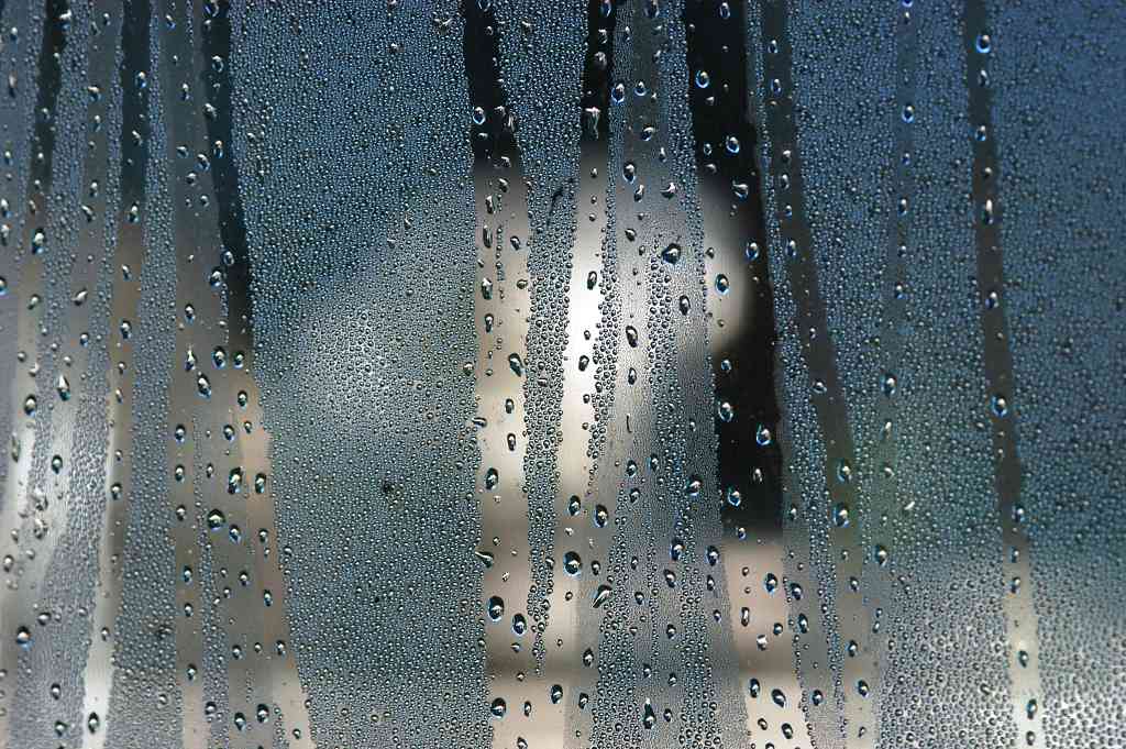 Rosení oken - vysoká kondenzace na okenní tabuli (ilustrační foto Inoutic)