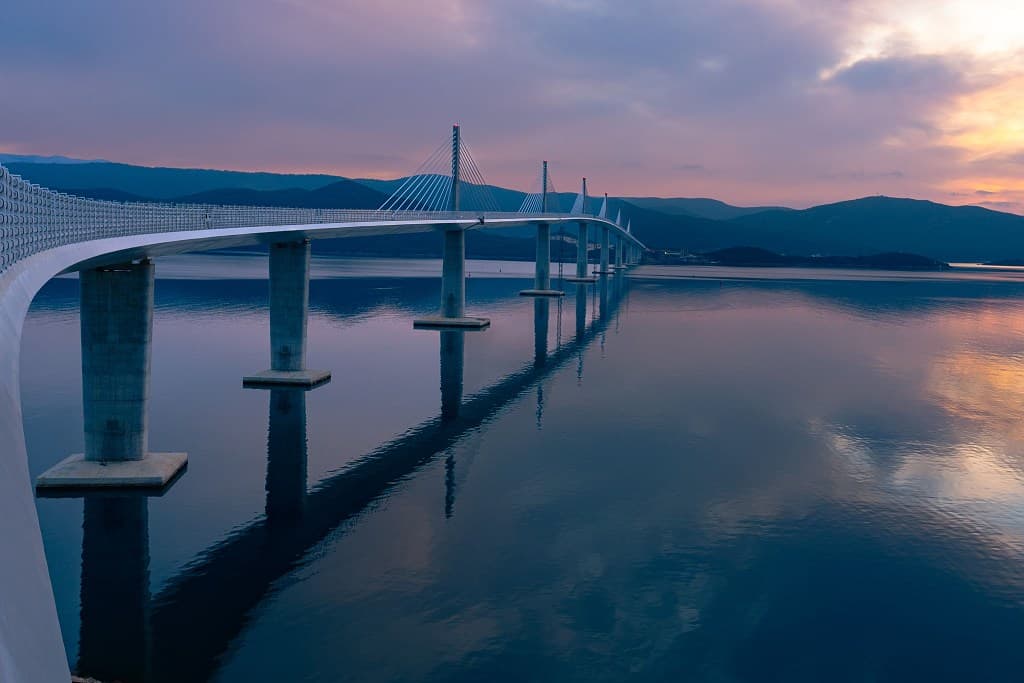 Most na Pelješac za soumraku, Chorvatsko