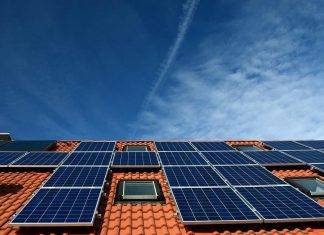 Popularitu fotovoltaiky podpoří navýšení limitů i evropská legislativa Solární panely na střeše RD (foto Pixabay)