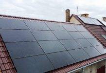 Vlastní fotovoltaická elektrárna – co nepodcenit při instalaci Nainstalovaná fotovoltaická elektrárna na střeše rodinného domu, celočerné panely AEG (foto Acetex)