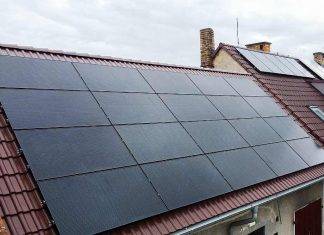Vlastní fotovoltaická elektrárna – co nepodcenit při instalaci Nainstalovaná fotovoltaická elektrárna na střeše rodinného domu, celočerné panely AEG (foto Acetex)