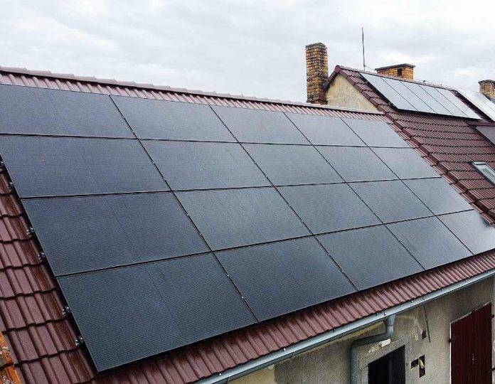 Nainstalovaná fotovoltaická elektrárna na střeše rodinného domu, celočerné panely AEG (foto Acetex)