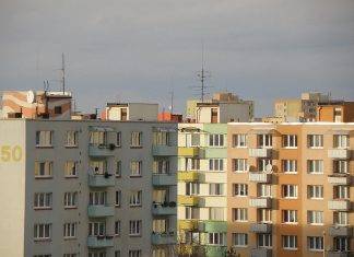 Závěr roku 2022: Trh s nemovitostmi čeká na impuls panelové sídliště, zástavba, starší domy a byty - ilustrační fotografie