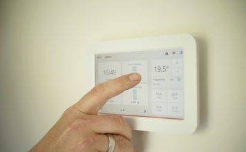 Rozložení spotřeby českých domácností na energie a vytápění – šetření ENERGO 2021 Ovládání teploty na panelu a měření spotřeby - tablet v domácnosti