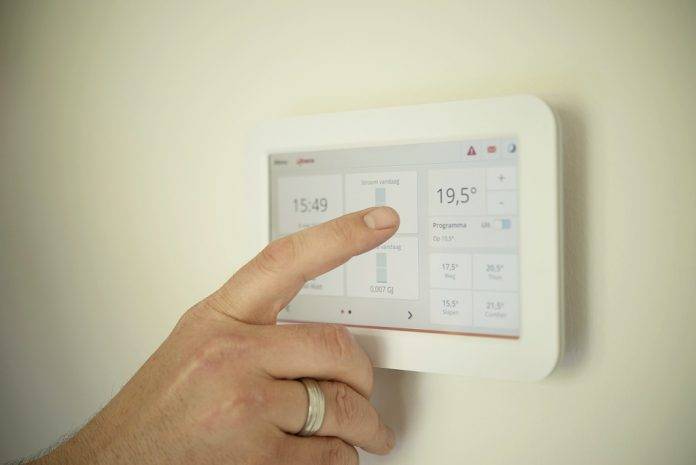 Ovládání teploty na panelu a měření spotřeby - tablet v domácnosti