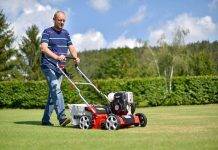 Tipy na jarní probuzení trávníku – kdy a jak ho správně provzdušnit? Provzdušňovač Hecht při práci (16848)