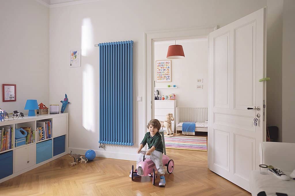 Designový radiátor Zehnder Charleston Horizontal Blue v dětském pokoji