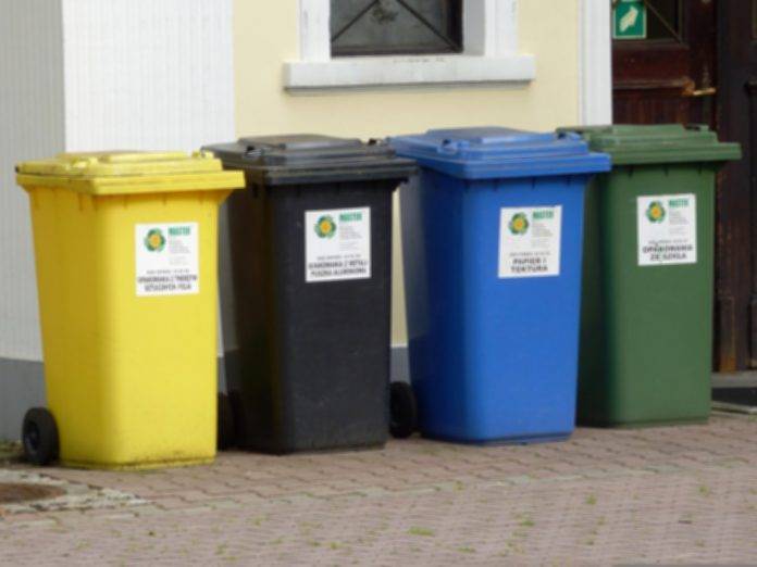 Plastové popelnice na komunální a tříděný odpad (Containers 377030 zdroj Pixabay)