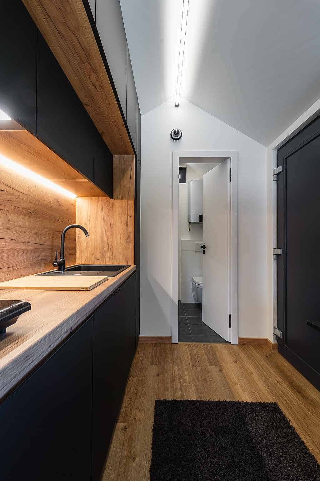 DomeCzech pohled od kuchyně ke sprše