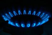 Úvahy – jak bude vypadat v zimě 2023 cena plynu a co ji ovlivní? Plynový hořák (Pixabay gas stove 7068855)