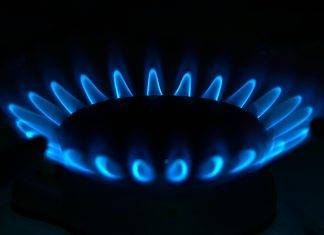 Úvahy – jak bude vypadat v zimě 2023 cena plynu a co ji ovlivní? Plynový hořák (Pixabay gas stove 7068855)