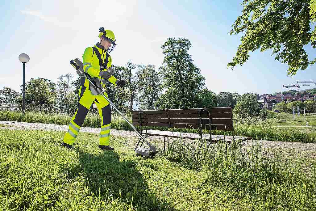 Sekání trávy v parku (ilustrační foto Karcher, SSI)