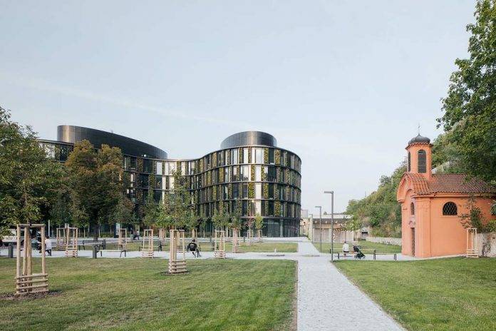 Zeleň u budov AFI Karlín, zahrady (foto SSI)