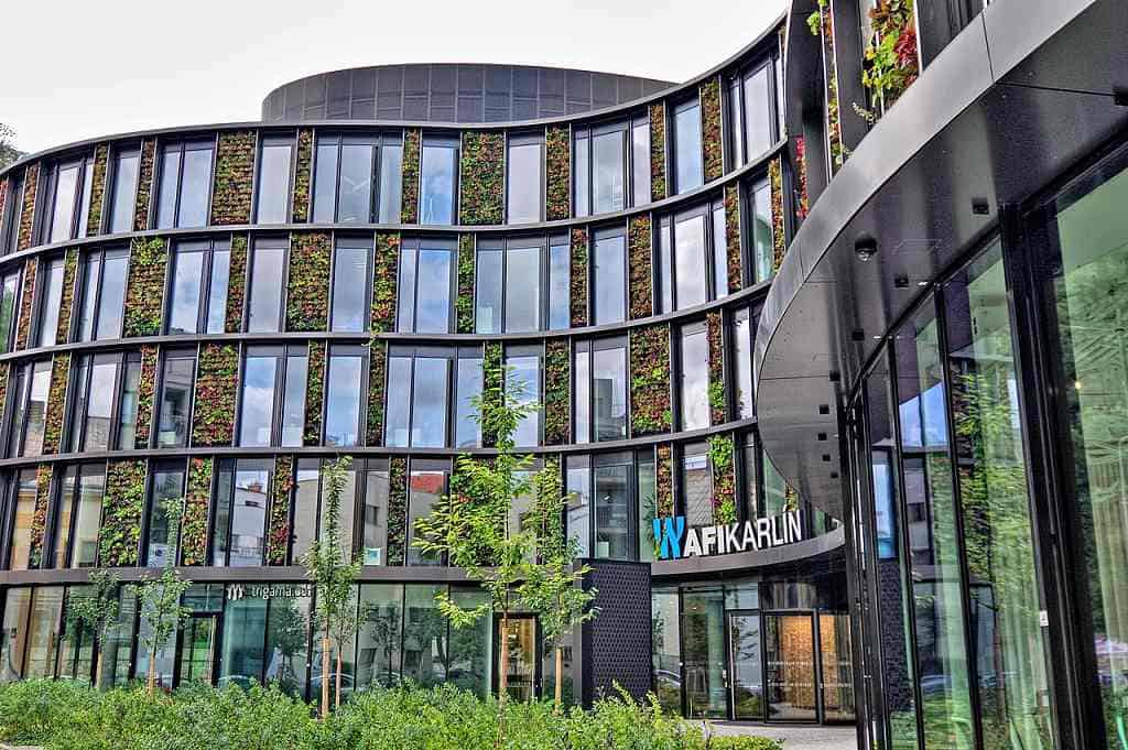 Zeleň u budov AFI Karlín