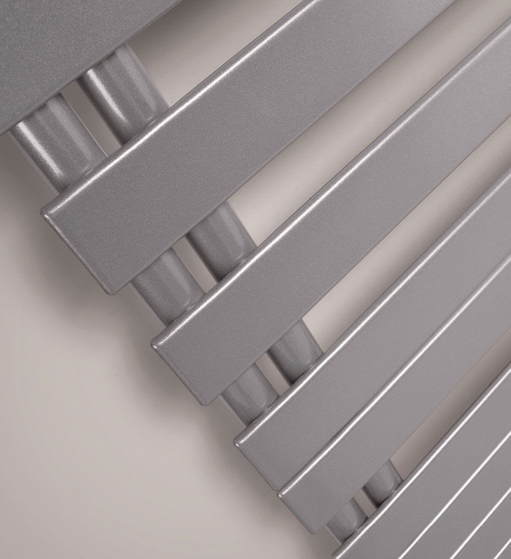 Designový radiátor Zehnder Roda Spa Asym - povrch chrom - detail