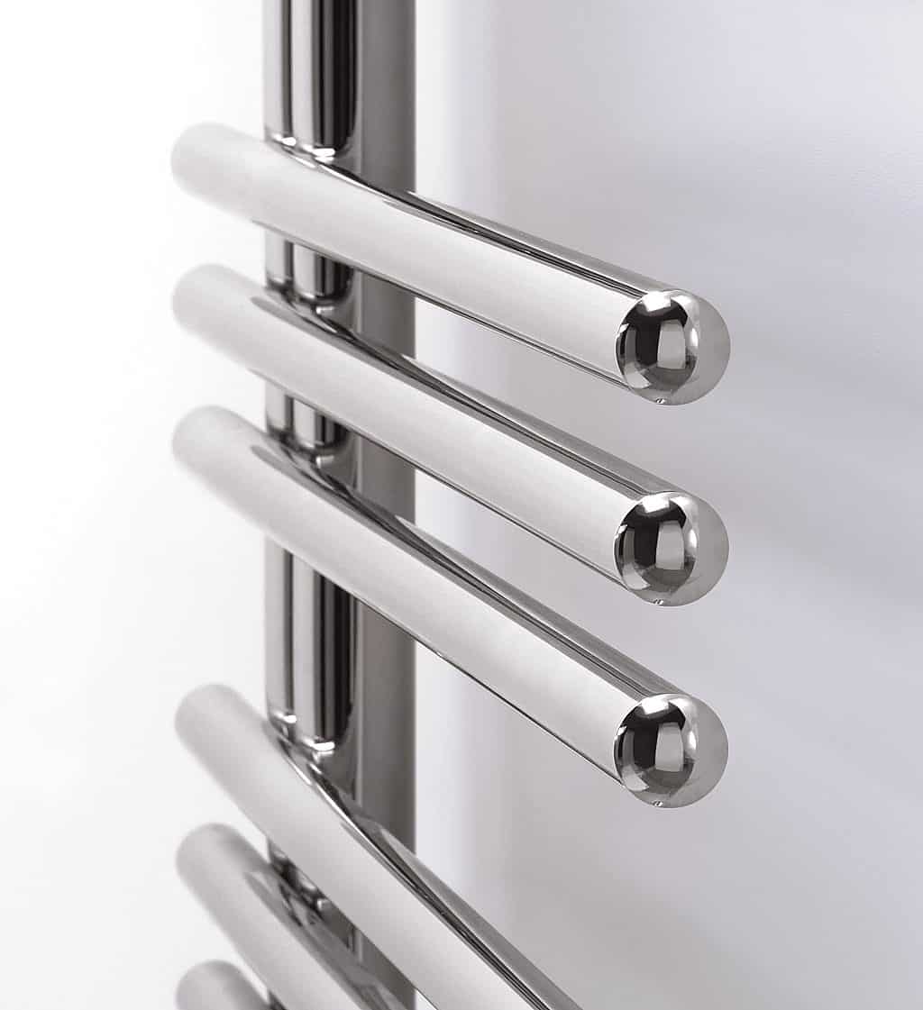 Designový radiátor Zehnder Yucca Asym - povrch chrom - detail trubky