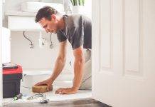 Pozor na letní vytopení domácnosti o dovolené Vysoušení podlahy po opravě úniku vody