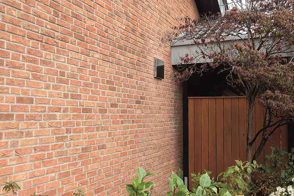 Decentrální větrací jednotka Zehnder ComfoAir 70 venkovní pohled (není vidět)