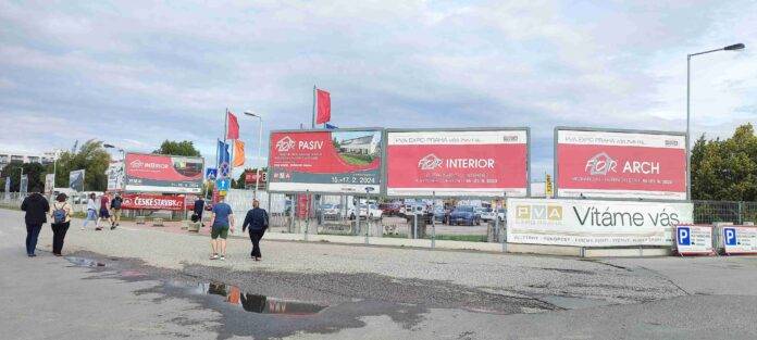 For Arch a For Interieo 2023 - exteriér vstup a billboardy