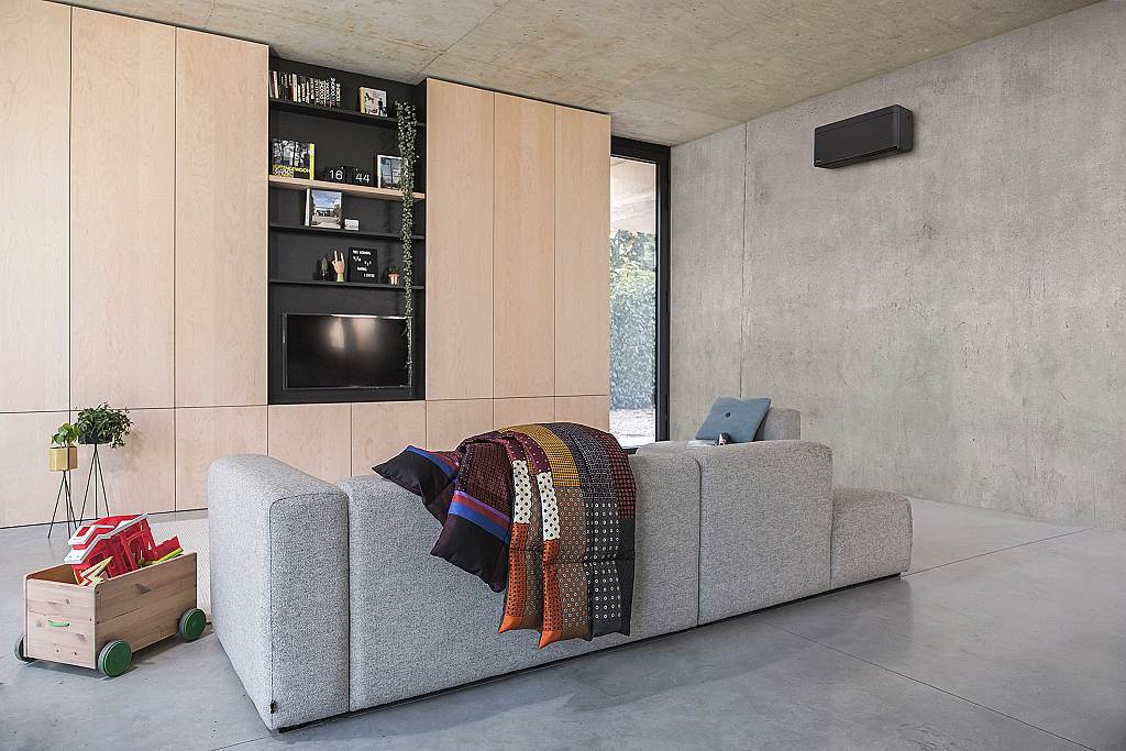 Klimatizace Daikin umí také vytápění - vizualizace v moderním obývacím pokoji