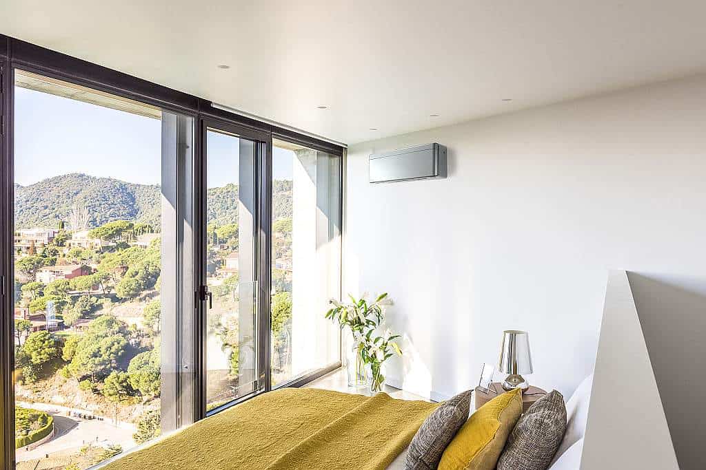 Klimatizace Daikin umí také vytápění - vizualizace v ložnici s výhledem