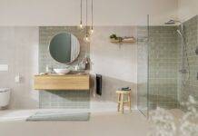 Doplňky v koupelně snadno a bez vrtání. Raději v černé nebo bílé? Koupelna s tesa doplňky v černé barvě, celkový pohled