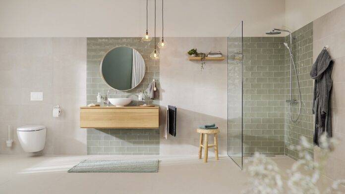 Koupelna s tesa doplňky v černé barvě, celkový pohled