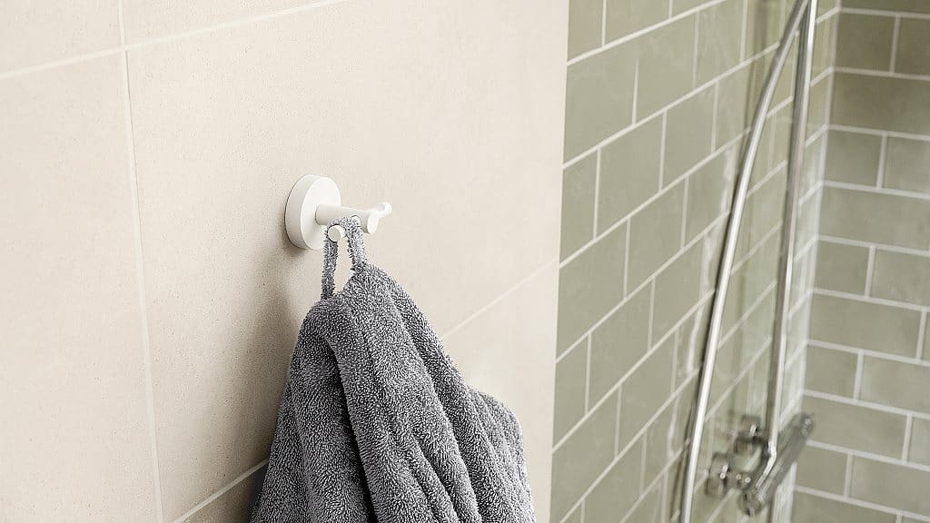 Koupelna s tesa doplňky - věšák na ručníky v bílé barvě