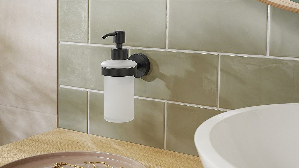 Koupelna s tesa doplňky - detail držáku a dávkovače na mýdlo v černé barvě