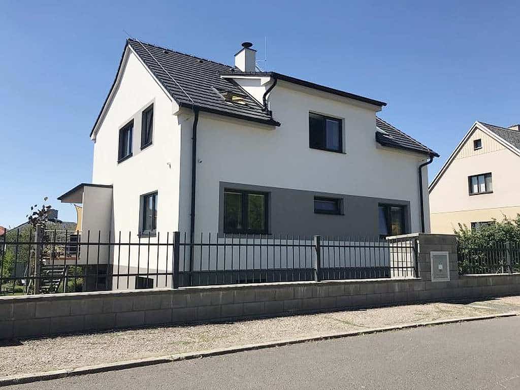 Rodinný dům - okna Vekra Komfort Evo plast antracit