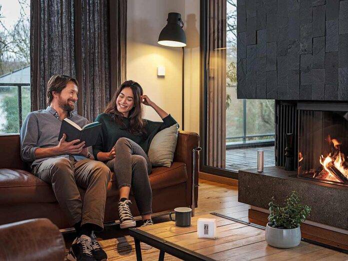 Netatmo přístroje v obývacím pokoji s krbem