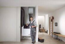 Vyplatí se pořízení řízeného větrání s rekuperací? Nedejte na předsudky Řízené větrání s rekuperací Zehnder v rodinném domě, montážní řemeslník