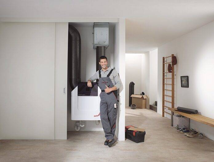 Řízené větrání s rekuperací Zehnder v rodinném domě, montážní řemeslník