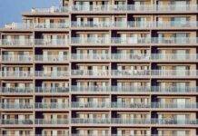 Co lze očekávat na českém realitním trhu v roce 2024? Bytový dům, balkóny (ilustrační foto reality 2024)