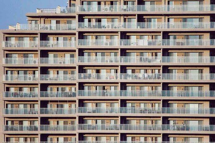 Bytový dům, balkóny (ilustrační foto reality 2024)