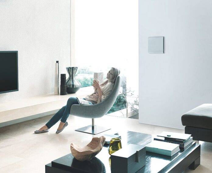 Vyústění decentrální větrací jednotky Zehnder ComfoAir 70 v obývacím pokoji (foto Zehnder)