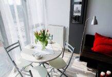 Nová pravidla pro krátkodobé pronájmy. Lepší ochrana spotřebitelů, vyšší transparentnost Ubytování, pronajímání apartmánů, jídelní stůl, ilustrační foto