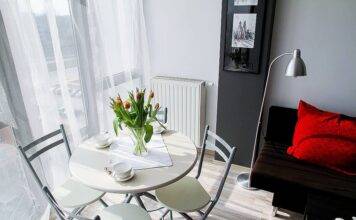 Nová pravidla pro krátkodobé pronájmy. Lepší ochrana spotřebitelů, vyšší transparentnost Ubytování, pronajímání apartmánů, jídelní stůl, ilustrační foto