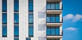 Pronajímáte? Co dělat, když se nedaří obsadit byt spolehlivým nájemníkem? Bytový dům, architektura - ilustrační foto (Pixabay)