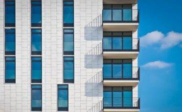 Pronajímáte? Co dělat, když se nedaří obsadit byt spolehlivým nájemníkem? Bytový dům, architektura - ilustrační foto (Pixabay)